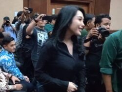 Biduan Dangdut Nayunda Dibelikan Kalung Emas Dari Direktur Alat dan Mesin Kementan