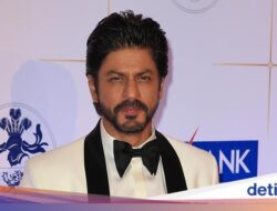 Saking Panasnya India, Shah Rukh Khan Sampai Dilarikan Hingga RS