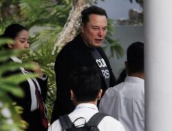 Mobil Listrik Tesla Nanti Dulu, Elon Musk Numpang Toyota Alphard Di Bali