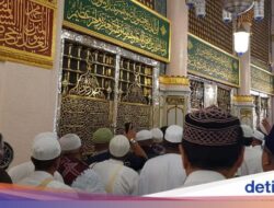 Arab Saudi Batasi Ziarah Hingga Makam Nabi Muhammad