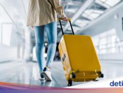 Traveler Patahkan Roda Koper Hindari Biaya Ekstra, Diapresiasi