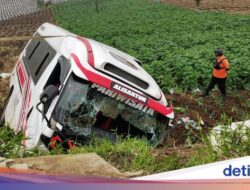 Kendaraan Pribadi Elf Berisi Wisatawan Jakarta Terguling, 7 Luka Berat