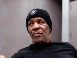 Mike Tyson Ambruk Ke Di Pesawat, Pertarungan Lawan Jake Paul Batal?