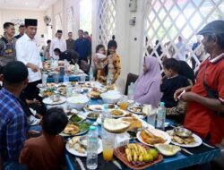 Momen Jokowi Ajak Warga Makan Siang usai Salat Jumat Hingga Kampar Riau