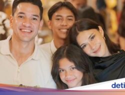 10 Momen Manis Nana Mirdad Pada Makan Bersama Suami dan Anaknya