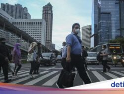 Kemenkes Ingatkan COVID-19 Tak Hilang, Imbau Pakai Masker Di Kerumunan