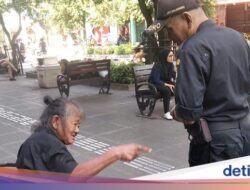 Nenek-nenek yang Viral Nyembur Asap Rokok Ke Wisatawan Malioboro Diduga ODGJ