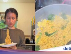 Viral! Bule Ini Makan Indomie Goreng Pakai Nasi dan Apel