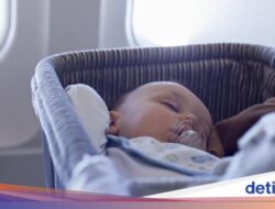 Pilot Bagikan Trik Cegah Bayi Rewel Di Pesawat, Penasaran?