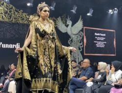 5 Desainer Indonesia Hiasi Red Carpet Gala Bersama Gaun Batik yang Memukau