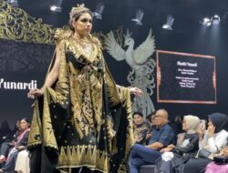 5 Desainer Indonesia Hias Red Carpet Gala Bersama Gaun Batik yang Memukau