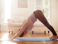 5 Gerakan Peregangan Untuk Meredakan Nyeri Pergelangan Tangan