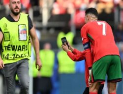 5 Penggemar Cristiano Ronaldo Terobos Lapangan, Laga Portugal vs Turki Tertunda 4 Kali