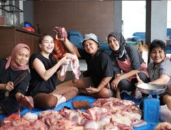 5 Potret Ayu Ting Ting Karena Itu Panitia Kurban, Gercep Potong Daging Bareng Keluarga