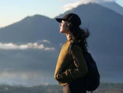 9 Seniman Cantik Indonesia yang Kegemaran Naik Gunung