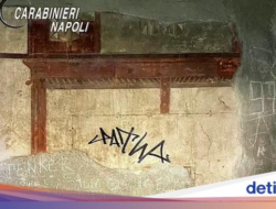 Duh! Turis Rusak Artefak Romawi Di Grafiti