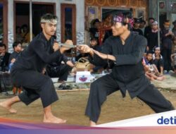 Atraksi Pencak Sumping Mondoluko Rayakan Idul Adha