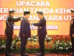 Berjasa Bagi Keselamatan NKRI, Prabowo Terima Tanda Kehormatan Bintang Bhayangkara Utama