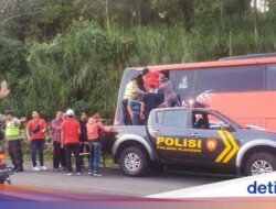 Kronologi Sopir Tabrakkan Kendaraan Angkutan Umum Wisata Hingga Tebing Untuk Selamatkan Penumpang