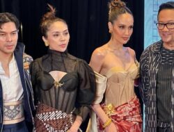 Cantik! Cinta Laura Kenakan Dress Batik Bernuansa Avant Garde Ke Vision+ Content Showcase Parade