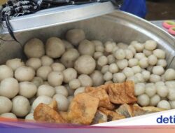 Kisah Penjual Cilok yang Bikin Bangga Sampai Bikin Sedih