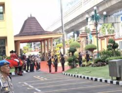 Disambut Kapolri, Prabowo Jalani Upacara Penyematan Tanda Kehormatan Bintang Bhayangkara