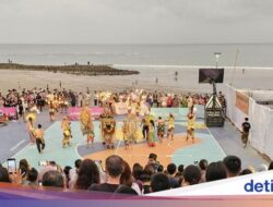 Nonton Tari Kecak-Kendaraan Pribadi Klasik Di Pantai Kuta