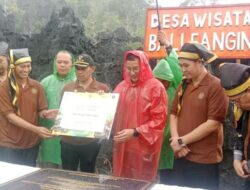 Diwarnai Hujan, Sandiaga Uno Serahkan Anugerah Desa Wisata Indonesia Di Desa Balleangin Pangkep