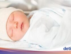 Bedong Bayi Beneran Bisa Cegah Kaki Bengkok? Kalau Kata Ahli Sih Gini