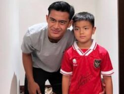 Idolakan Pratama Arhan, Anak Nia Ramadhani Tegang Pada Foto Bareng