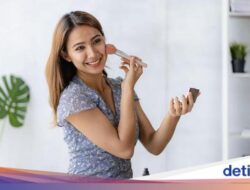 Bahaya Pakai Makeup Di Terbang, Ini Alasannya