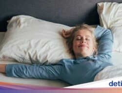 Benarkah Sering Tidur Menggunakan AC Bisa Picu Paru-paru Basah? Ahli Kebugaran Bilang Gini