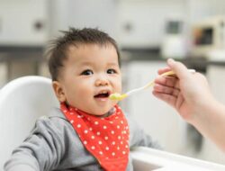 Ini Usia Tepat Bayi Boleh Diberi Konsumsi Padat