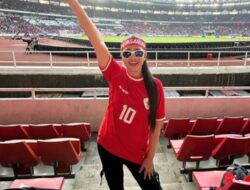 Dari Sebab Itu Pendukung Berat Timnasional Sepakbola Indonesia, Fitri Carlina Prihatin Kelakuan Fans Bar-Bar