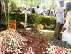 Jenazah Tanri Abeng Dikebumikan Bersebelahan Makam Istri