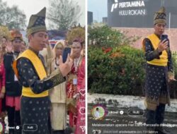 Jokowi Nge-vlog Pakai Baju Adat Teluk Belango Hingga Blok Rokan