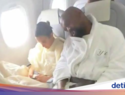 Liburan Ke Jepang, Kanye West Naik Pesawat Ekonomi