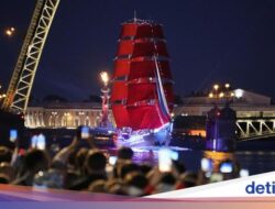 Kapal Merah Kembali Berlayar Untuk Pesta Kelulusan Sekolah Di Rusia