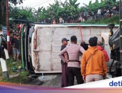 Kendaraan Angkutan Umum Rombongan Wisatawan Di Sleman Terguling, Mau Ke Air Terjun Jumog