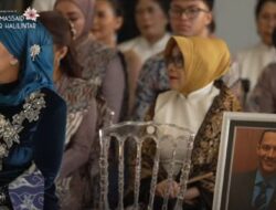 Lamaran Digelar, Aaliyah Massaid Letakkan Foto Adjie Massaid Ke Sofa Rombongan Keluarga