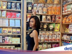 Makin Cantik Di Usia 52 Tahun, Yuni Shara Doyan Makan Sate hingga Soto