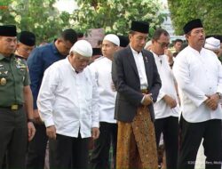 Makna Tersirat Di Balik Sarung Batik Kepala Negara Jokowi Pada Salat Iduladha