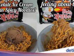 Nyeleneh! Pria Ini Masak Mie Korea Buldak Pakai Topping Es Krim Cokelat