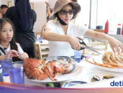 Nikmat! Sarwendah Cicip Kepiting Raksasa Di Korea Bareng 3 Anaknya