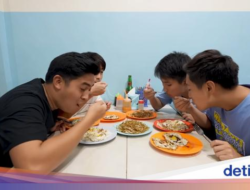 Cicip Nasi Telor Pontianak, Orang Jepang Ini Kaget Harganya Murah