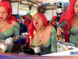 Nyentrik! Penjual Tiram Cosplay Bersama Sebab Itu Ariel Putri Duyung yang Seksi