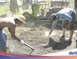 Makam Peneleh Surabaya Dibersihkan, Lantai Berusia 1 Abad Ditemukan!