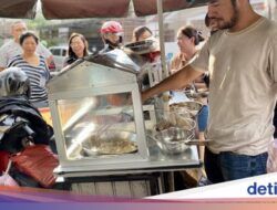 Antre Panjang Untuk Cicip Pempek Bangka yang Penjualnya Mirip David Beckham