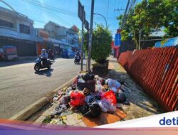 Jalanan Utama Kota Wisata Palabuhanratu Diteror Sampah