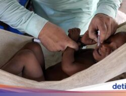 Petugas Medis Beri Imunisasi Polio Di Anak-anak Pakistan